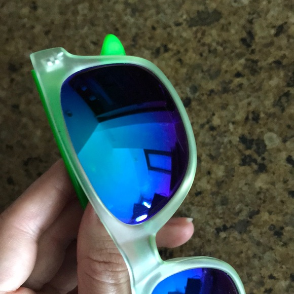 Green statement glasses - Picture 5 of 7